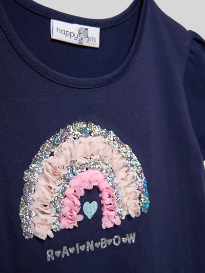 Meisje draagt 'Kleid im 2-in-1-Look mit Pailletten' van Happy Girls, donkerblauw katoen-elastaan, pailletten regenboog, detailopname bovenlichaam