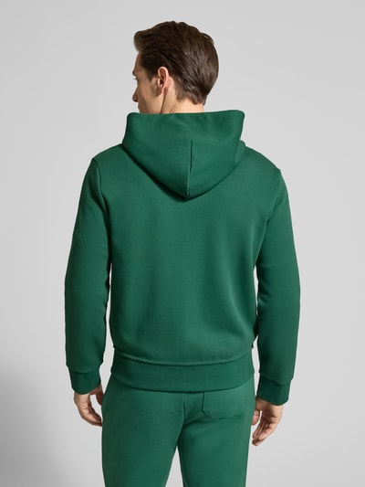 Mannenmodel draagt Regular Fit Sweatjacke aus Baumwoll-Mix van Polo Ralph Lauren, effen groen, capuchon, lange mouwen, rugaanzicht