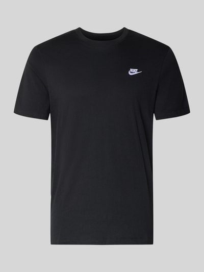 Produktfoto, schwarzes T-Shirt mit Label-Stitching von Nike aus reiner Baumwolle, Regular Fit, Rundhalsausschnitt, neutrale Flächenstruktur.
