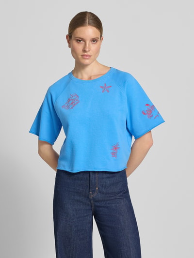 Frauenmodel trägt Sweatshirt mit Stitchings und 1/2-Arm von Oui in Blau, reine Baumwolle, Boxy Fit, Rundhalsausschnitt, Ganzkörperansicht von vorne.