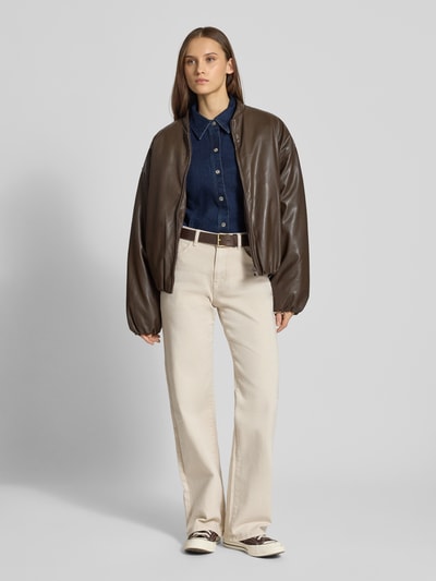 Frauenmodel trägt Regular Fit Jeansbluse Modell 'Classic' von Calvin Klein Jeans in Denim-Optik, Langärmelig, Baumwoll-Mix, Ganzkörperansicht von vorne.