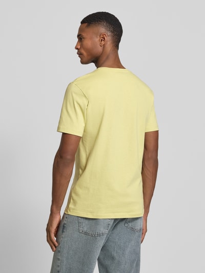 Männermodel trägt Regular Fit T-Shirt aus reiner Baumwolle Modell 'TALES' von BOSS Orange in Unifarbe, Jersey, Ganzkörperansicht Rückansicht.
