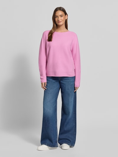 Frauenmodel trägt Strickpullover mit Rundhalsausschnitt und Label-Detail von Fynch-Hatton in Rosa, Regular Fit, Baumwolle, Ganzkörperansicht von vorne.