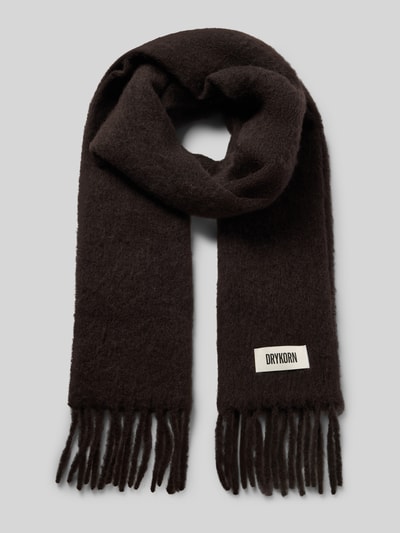 Produktfoto, dunkelbrauner Schal aus Alpaka-Mix mit Fransen, rechteckige Form, Label-Detail, Modell 'ELURA' von DRYKORN, weiche Textur, 64 cm breit, 200 cm lang
