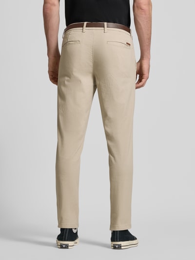 Männermodel trägt Slim Fit Stoffhose mit abnehmbaren Gürtel Modell 'Marco' von JACK & JONES in Beige, Baumwoll-Mix, Gesäßtaschen, Ganzkörperansicht Rückansicht.