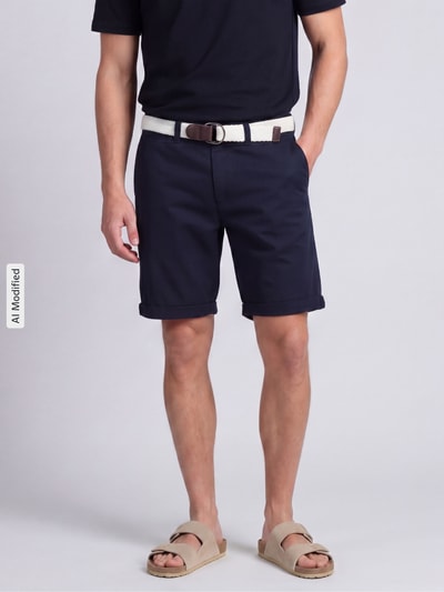 Männermodel trägt Bermudas mit Gürtel und Eingrifftaschen von MCNEAL in Dunkelblau, Baumwoll-Mix, Straight Fit, Ganzkörperansicht von vorne