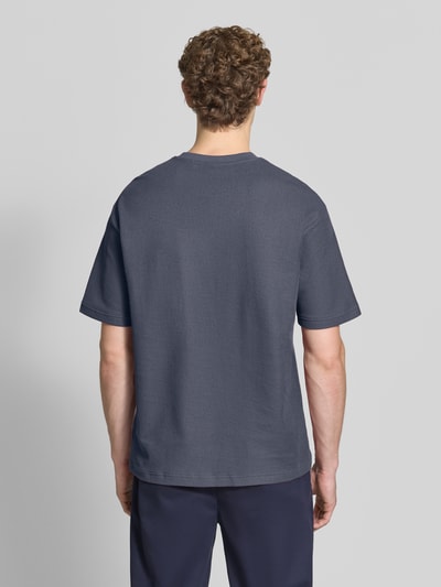 Männermodel trägt Regular Fit T-Shirt aus reiner Baumwolle Modell 'Te_Rib' von BOSS, dunkelblaue Farbe, dezente Struktur, BOSS Orange, Ganzkörperansicht Rückansicht.