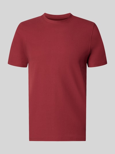 Produktfoto, T-Shirt mit Rundhalsausschnitt von MCNEAL aus reiner Baumwolle in Dunkelrot, glatte Textur, Slim Fit, mittlere Rückenlänge 68 cm.