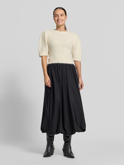 Frauenmodel trägt Ausgestellter Midi-Rock mit Tunnelzug Modell 'CIURMA' von Weekend Max Mara, czarna, gładka tkanina, Ganzkörperansicht von vorne.