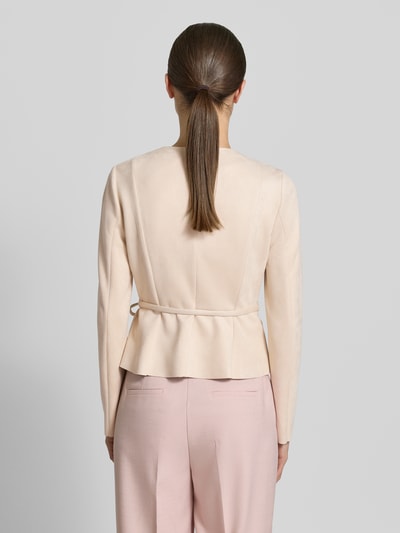 Frauenmodel trägt Blazer mit Reißverschluss und Bindegürtel von Zero in hellem Material-Mix mit Stretch-Anteil, Taillierter Schnitt, Rückenlänge 50 cm, Brustweite 44 cm, Ärmellänge 61 cm, Ganzkörperansicht Rückansicht.