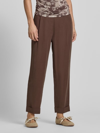 Frauenmodel trägt Stoffhose mit französischen Eingrifftaschen von Jake*s Collection, Straight Fit, elastischer Bund, Saum mit fixiertem Aufschlag, Gesäßleistentaschen, brauner Anzug-Stoff, Ganzkörperansicht von vorne.