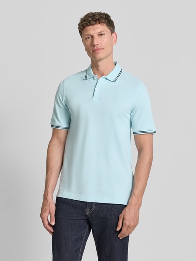 Männermodel trägt Regular Fit Poloshirt mit Logo-Stitching von bugatti in Hellblau, reine Baumwolle, Polokragen, Nahaufnahme Oberkörper.