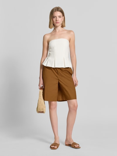 Frauenmodel trägt Straight Fit Shorts mit elastischem Bund von Rich & Royal aus Reine Baumwolle in Braun, Knielänge, glatte Textur, Ganzkörperansicht von vorne.
