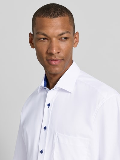 Männermodel trägt Comfort Fit Business-Hemd aus Baumwolle mit Kentkragen von ETERNA, weiße Farbe, Nahaufnahme Oberkörper, Knopfleiste, Reine Baumwolle, Rückenlänge 80 cm, Schulterbreite 46 cm, Ärmellänge 29 cm, Größe 41.