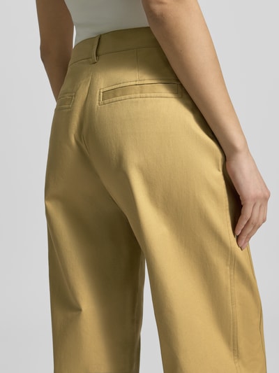 Frauenmodel trägt Wide Fit Hose mit Eingrifftaschen von JAKE*S STUDIO WOMAN in Beige, reine Baumwolle, Detailaufnahme Rückansicht.