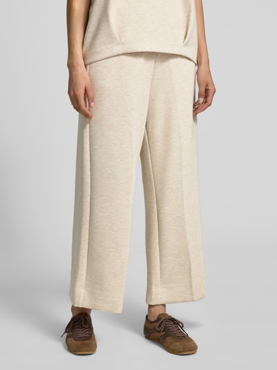 Frauenmodel trägt Sweatpants aus Viskose-Mix mit Stretch-Anteil von MOS MOSH, Wide-Leg-Fit, Label-Detail, Eingrifftaschen, Ganzkörperansicht von vorne. Modell 'Namara', elastischer Bund, Innenbeinlänge bei Größe S 69 cm.