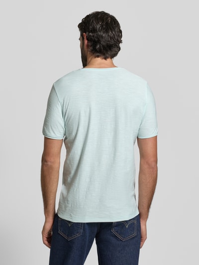Männermodel trägt T-Shirt mit geripptem Rundhalsausschnitt von MCNEAL, Regular-Fit, Rückenlänge 65 cm bei Größe M, Ganzkörperansicht Rückansicht.