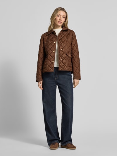Frauenmodel trägt Regular Fit Jacke in Stepp-Optik Modell 'Sasti' von Marella in Braun mit Umlegekragen und aufgesetzten Taschen, Ganzkörperansicht von vorne. Rückenlänge 59 cm, Schulterbreite 41 cm, Brustweite 55 cm, Ärmellänge 62 cm.