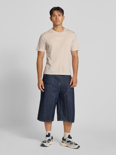 Männermodel trägt T-Shirt mit Label-Print und Rundhalsausschnitt van JACK & JONES, Puur katoen, regular fit, ruglengte maat M 68 cm, Ganzkörperansicht van voren