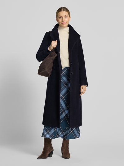 Vrouwenmodel draagt Regular fit lange jas met opstaande kraag Model 'NADA' van Milo Coats, Materiaalmix met scheerwol, steekzakken, knoopsluiting, donkerblauw, geheel van voren, ruglengte maat 36 118 cm, schouderbreedte 40 cm, borstwijdte 47 cm, mouwlengte 67 cm. Ganzekörperaanzicht van voren.