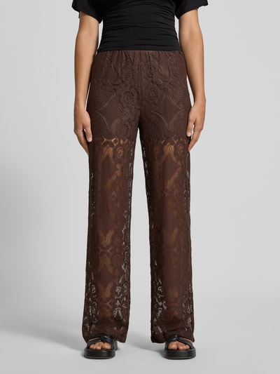 Vrouwenmodel draagt Stoffen broek van Kant Model 'ALMI' van YAS in bruin, Materiaalmix met katoen, regular fit, elastische band, ondoorzichtige ondershorts, bandwijdte maat 36: 35 cm, binnenbeenlengte maat 36: 75 cm, frontale volledige lichaamsopname.