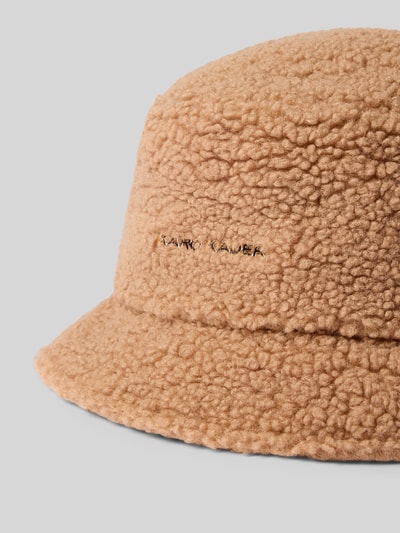 Produktfoto, Bucket Hat aus Teddyfell von Karo Kauer in Hellbraun mit breiter Krempe, Ziernähten und Label-Schriftzug, weiche Textur