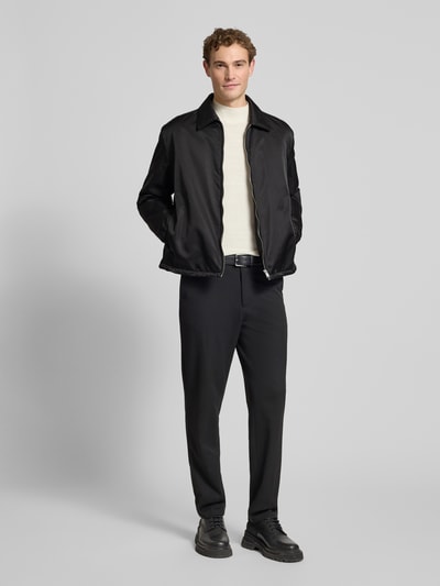Männermodel trägt Regular Fit Blouson mit Logo-Muster Modell 'H-CRESTELL' von BOSS, Optik: Allover-Muster, Ganzkörperansicht von vorne.