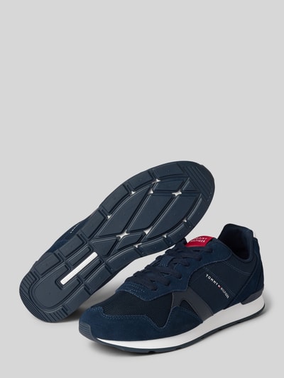 Produktfoto, Low Top Sneaker aus Leder-Mix Modell 'MAXLITE MIX' von Tommy Hilfiger in Dunkelblau, unifarbene Optik, flache Profilsohle, abgerundete Spitze, kombiniert Velours und Mesh