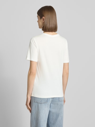 Frauenmodel trägt Regular Fit T-Shirt aus reiner Baumwolle Modell 'KITA' von Only, unifarben, Jersey, Ganzkörperansicht Rückansicht