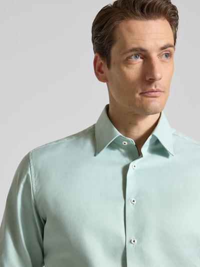 Männermodel trägt Regular Fit Business-Hemd mit Kentkragen von ETERNA in Mint, reine Baumwolle, durchgängige Knopfleiste, Nahaufnahme Oberkörper.