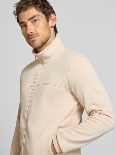 Männermodel trägt Regular Fit Sweatjacke aus Baumwoll-Mix von s.Oliver RED LABEL in Beige, strukturierte Oberfläche, Nahaufnahme Oberkörper.