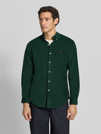 Männermodel trägt dunkelgrünes Custom Fit Freizeithemd aus reiner Baumwolle von Polo Ralph Lauren, glatte Struktur, Ganzkörperansicht von vorne.