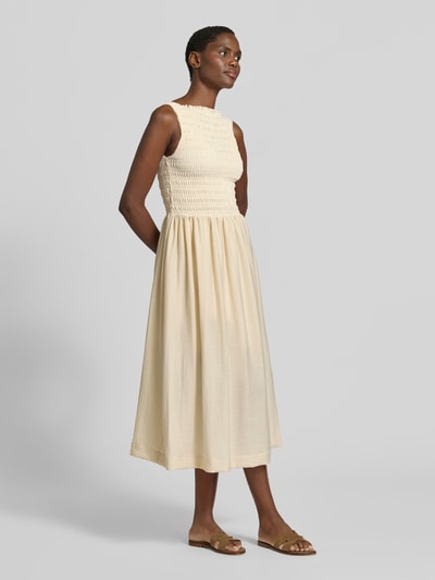 Frauenmodel trägt Midikleid mit Smok-Details von Jake*s Casual aus hellem Material-Mix mit Stretch-Anteil, A-Linie, Rundhalsausschnitt, Ganzkörperansicht von vorne. Rückenlänge bei Größe S: 122 cm, Brustweite bei Größe S: 32 cm.