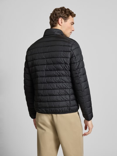 Männermodel trägt schwarze Steppjacke mit Reißverschluss von MCNEAL, Regular Fit, Stehkragen, Rückansicht, Ganzkörperansicht Rückansicht.