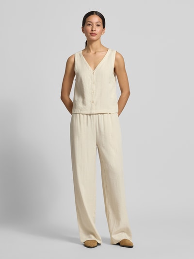 Frauenmodel trägt Regular Fit Bluse Aus Viskose-Mix Modell 'Daria' von MSCH Copenhagen in Beige mit Knopfleiste, Ganzkörperansicht von vorne.