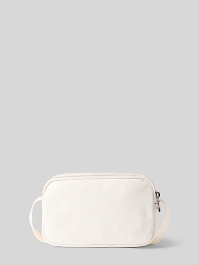 Produktfoto, cremefarbene Handtasche mit Label-Detail Modell 'verbier play 1.0 avy' von BOGNER, Hauptfach mit Reißverschluss, verstellbarer Schulterriemen, Breite 22 cm, Länge 15 cm, Tiefe 7 cm, Schulterriemen 116 cm, matte Oberfläche, rechteckige Form.