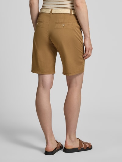 Frauenmodel trägt Bermudas mit Gürtel Modell 'ROVENA' von Soyaconcept aus Baumwoll-Elasthan-Mix in Braun, Regular-Fit, Ganzkörperansicht Rückansicht.