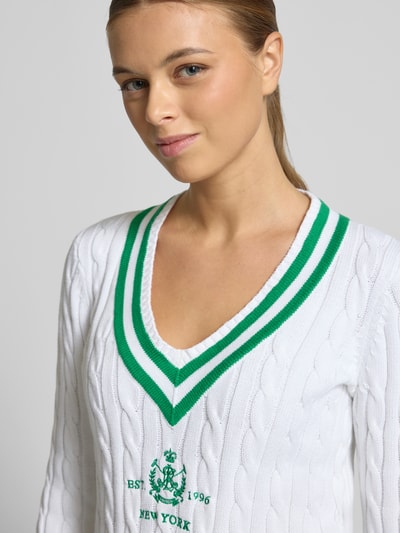 Kobiece model prezentuje Slim Fit Pullover in Strick-Optik Modell 'Meren' od Lauren Ralph Lauren, biały sweter z zielonymi detalami, czysty bawełna, dekolt V, widoczne logo, elastyczne mankiety, zbliżenie na górną część ciała.
