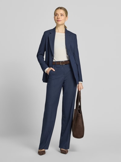 Vrouwenmodel draagt Slim Fit Longsleeve aus reiner Baumwolle van Christian Berg Woman, puur katoen, slim fit, getailleerde pasvorm, ronde hals, ruglengte bij maat S 59 cm, dames shirt met lange mouwen, effen lichte kleur, gladde textuur, lange mouwen, klassieke stijl, volledige lichaamsweergave van voren.