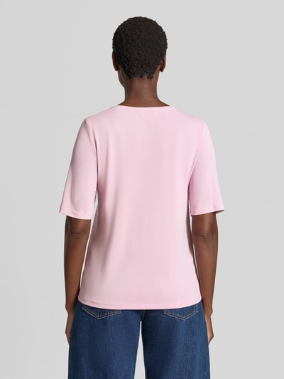 Männermodel trägt Damski t-shirt aus mieszanka modalu von MORE, różowy, jednokolorowy, rękaw o dł. 1/2, krój taliowany, Długość tyłu w rozmiarze 36: 59 cm, Ganzkörperansicht Rückansicht
