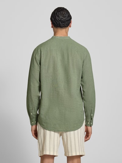 Männermodel trägt Slim Fit Freizeithemd aus Baumwoll-Leinen-Mix Modell 'CAIDEN' von Only & Sons, Optik: Unifarben, Rückenpasse, Ganzkörperansicht Rückansicht.