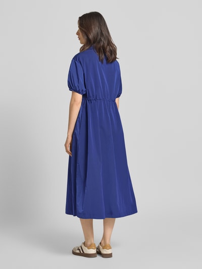 Frauenmodel trägt Midikleid mit kurzem Reißverschluss und Kordelzug an der Taille von Rich & Royal in Blau, glatte Textur, Ganzkörperansicht Rückansicht, taillierter Schnitt, Halbarm mit elastischen Abschlüssen, gerippter Kentkragen, Rückenlänge 125 cm bei Größe 36, Brustweite 47 cm, Ärmellänge 24 cm.