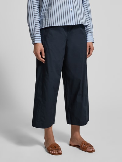 Vrouwenmodel draagt Hose met elastische band van Lanius in donkerblauw, puur katoen, relaxed fit, tunnelkoord, binnenbeenlengte 62 cm, bandwijdte maat 36, geheellichaamsaanzicht van voren.