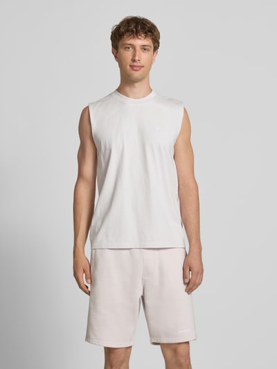 Männermodel trägt Tanktop mit Label-Stitching und Rundhalsausschnitt von Pegador aus Reine Baumwolle im Relaxed-Fit, Ganzkörperansicht von vorne. Rückenlänge bei Größe M: 66 cm.