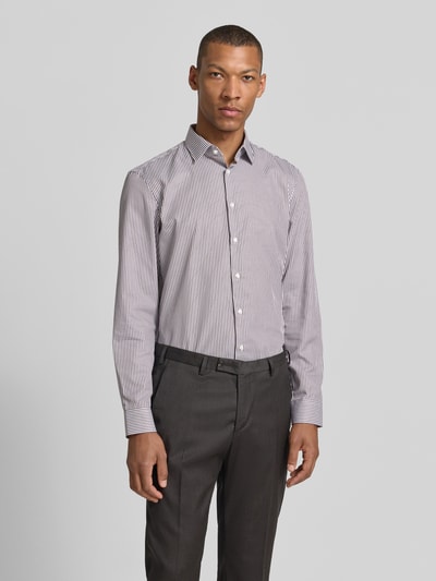 Männermodel trägt Slim Fit Business-Hemd mit Kentkragen von Jake*s aus Reine Baumwolle, Knopfleiste, Sportmanschetten, Ganzkörperansicht von vorne.