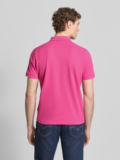 Männermodel trägt Regular Fit Poloshirt mit Logo-Stitching von HECHTER PARIS in Pink, Reine Baumwolle, Strukturmuster, Ganzkörperansicht Rückansicht