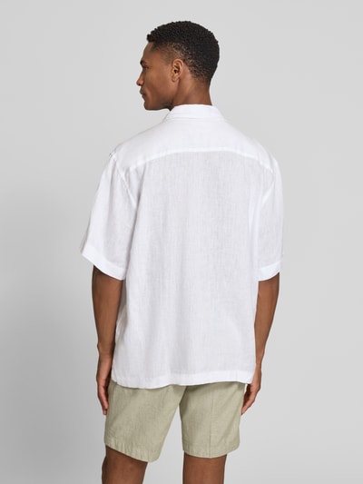 Mannenmodel draagt Relaxed Fit Leinenhemd mit Resortkragen Modell 'KYLIAN' van SELECTED HOMME, wit, effen, kortemouw, zuiver linnen, rugpas, ganzichtsopname achterkant.
