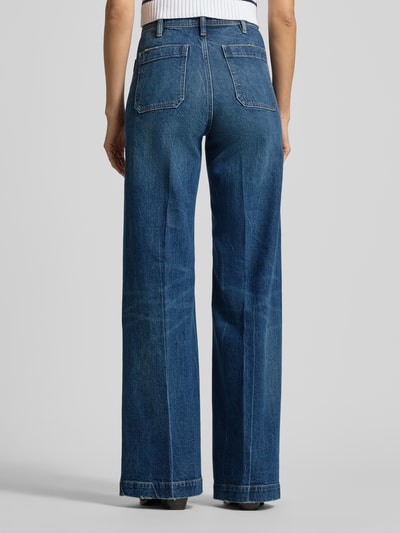 Modelka nosi Wide Leg Jeans mit Eingrifftaschen od Polo Ralph Lauren, luźny krój, bawełna z elastanem, widok całej sylwetki z tyłu.