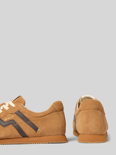 Productfoto, bruin suède sneakers met donkere strepen, profielzool, model 'Beylana' van GANT, Dames sneakers
