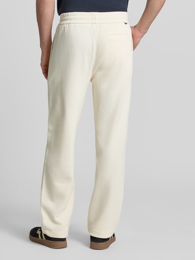 Männermodel trägt Regular Fit Stoffhose aus reiner Baumwolle Modell 'C-LEVETE 55' von BOSS, Optik: Unifarben, Materialverarbeitung: Strick, Ganzkörperansicht Rückansicht.